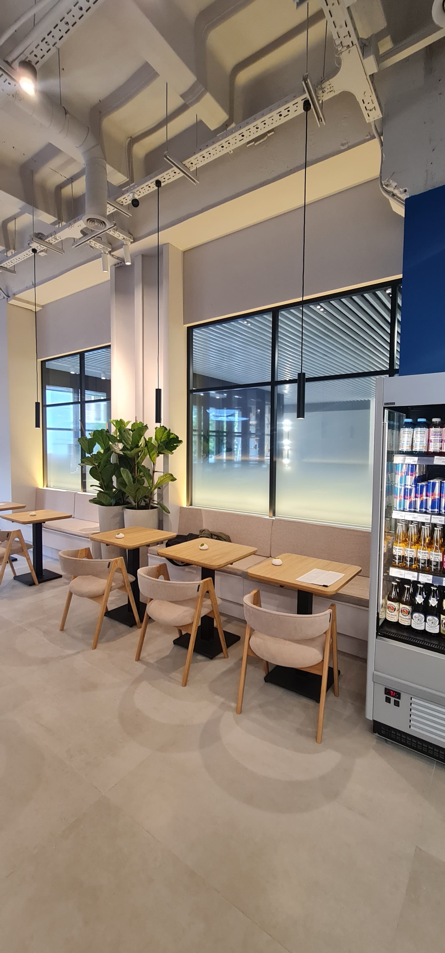 МДМ Банк — bank, frame, doors, decor