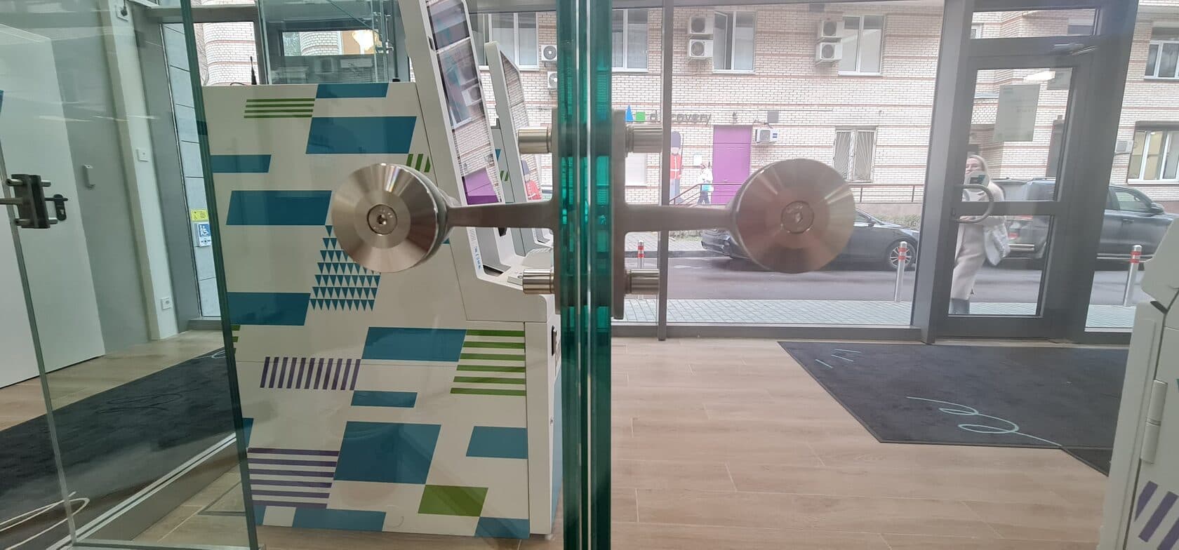 РНКБ Банк — bank, office, glass-only, railing